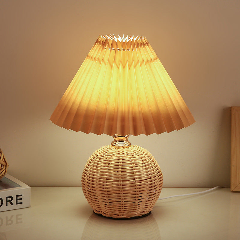 Noordse Rattan Vouwstof Kegelvorm LED Tafel lamp 1-Lamp