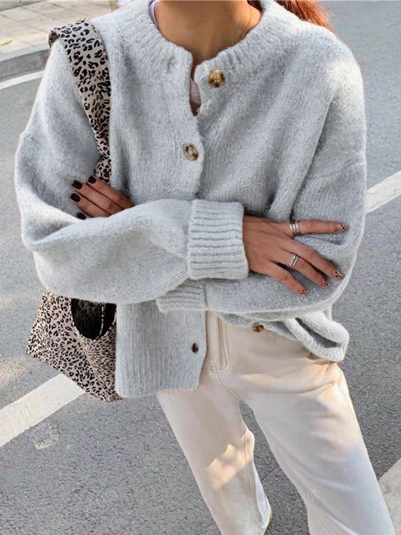 CozyKnoop Oversized Pullover – Ronde Hals met Knopen en Comfortabele Pasvorm