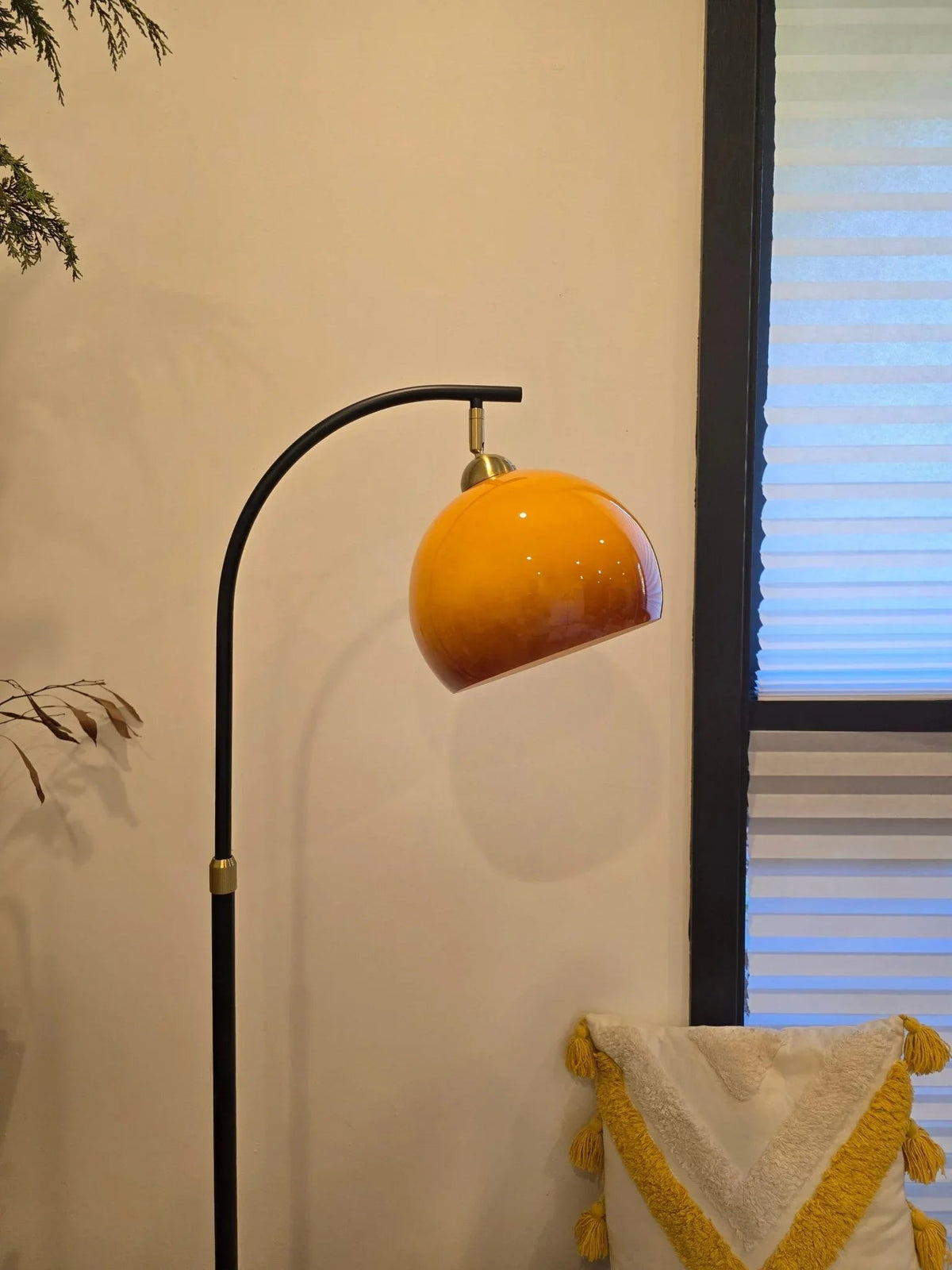 Bauhaus Arc Vloerlamp met Glazen Lampenkap – Minimalistische Designlamp