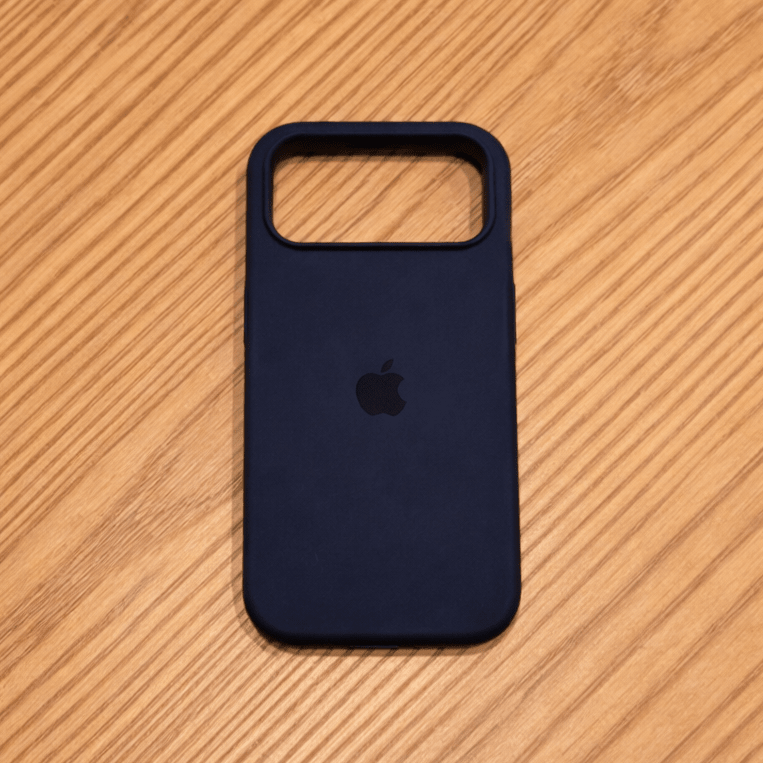 VELVIGUARD – MagSafe-compatibele Silikonhoes met Zachte Aanraakoppervlak voor iPhone
