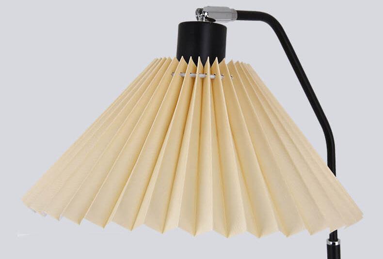 Minimalistische LED Vloerlamp met Geplooide Stoffen Lampenkap