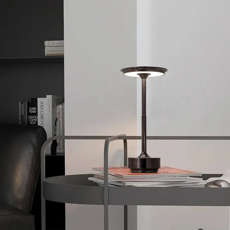 Moderne Messing-Kegel-LED-Accu-Tafellamp 1-Licht