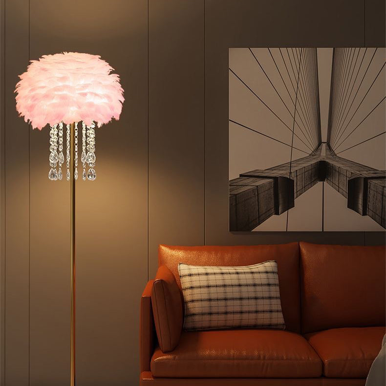 Noordse Vloerlamp met Veren en Kristallen Lampenkap – Elegante Designverlichting
