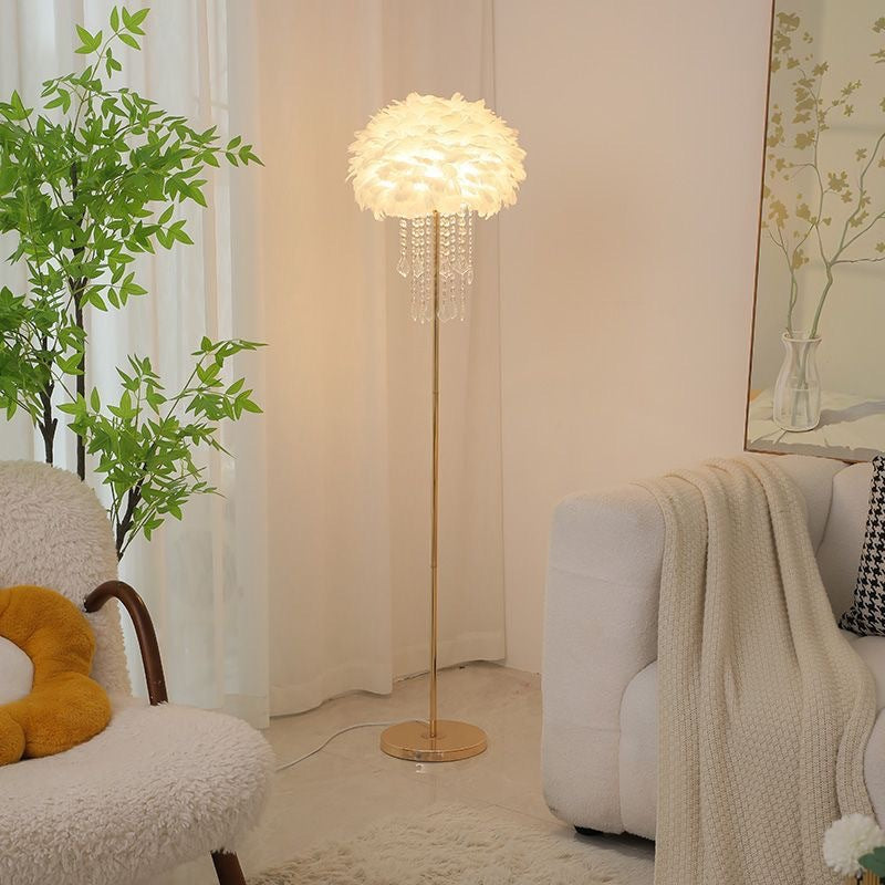 Noordse Vloerlamp met Veren en Kristallen Lampenkap – Elegante Designverlichting