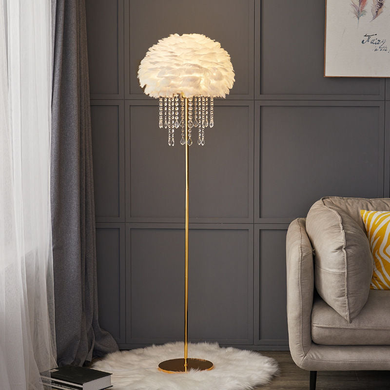 Noordse Vloerlamp met Veren en Kristallen Lampenkap – Elegante Designverlichting