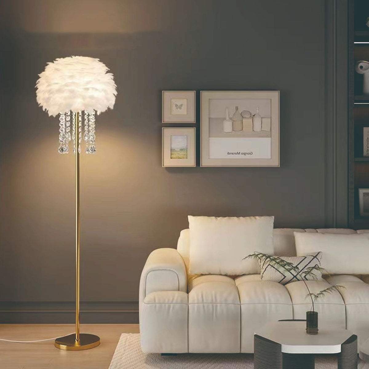 Noordse Vloerlamp met Veren en Kristallen Lampenkap – Elegante Designverlichting