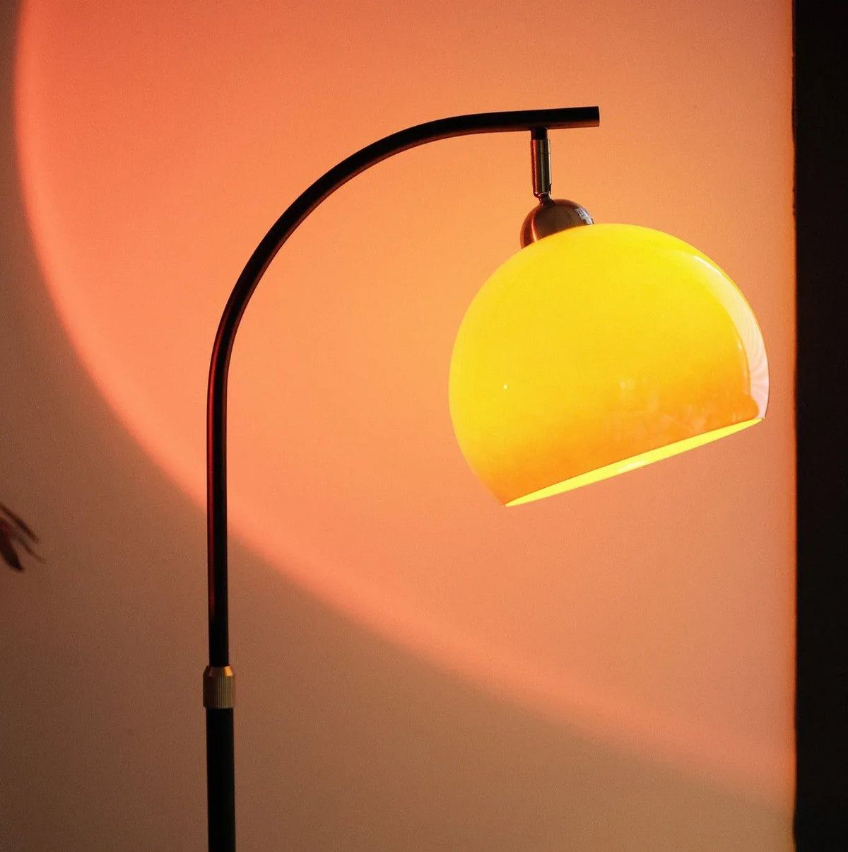Bauhaus Arc Vloerlamp met Glazen Lampenkap – Minimalistische Designlamp