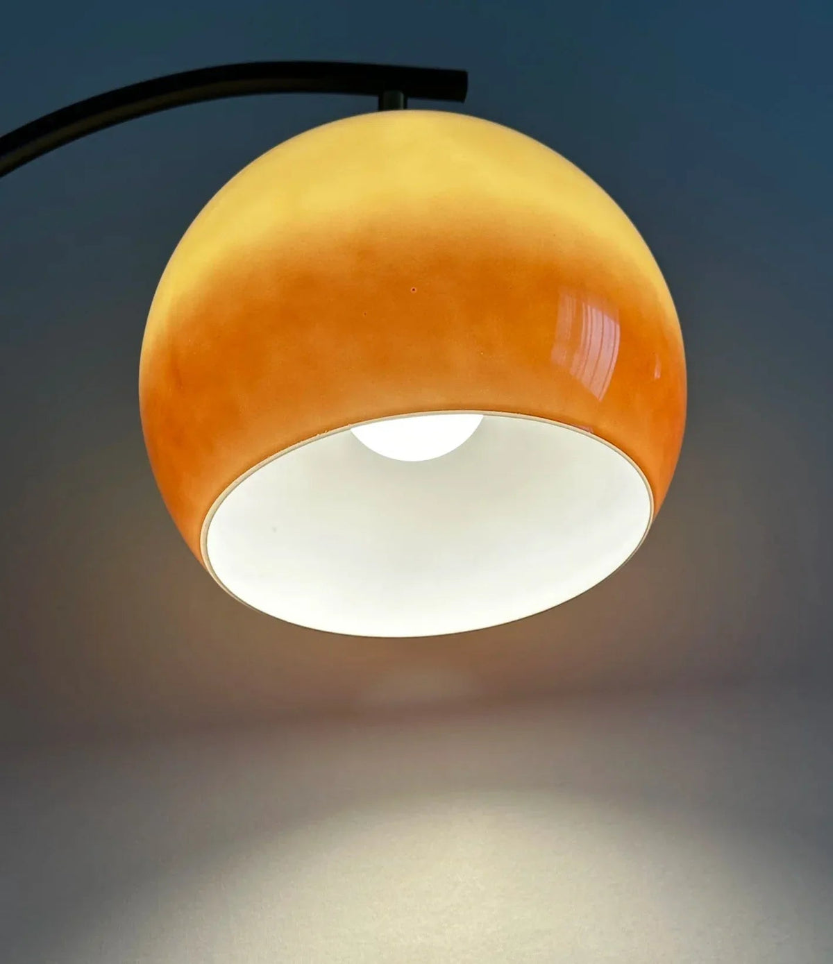 Bauhaus Arc Vloerlamp met Glazen Lampenkap – Minimalistische Designlamp