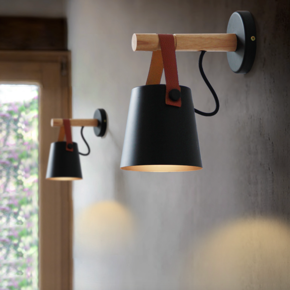 Wandlamp van hout met hangende kap