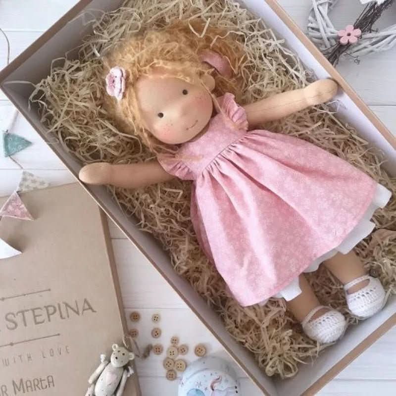 Selina – Handgemaakte Katoenen Waldorf-pop voor Creatief Spelen