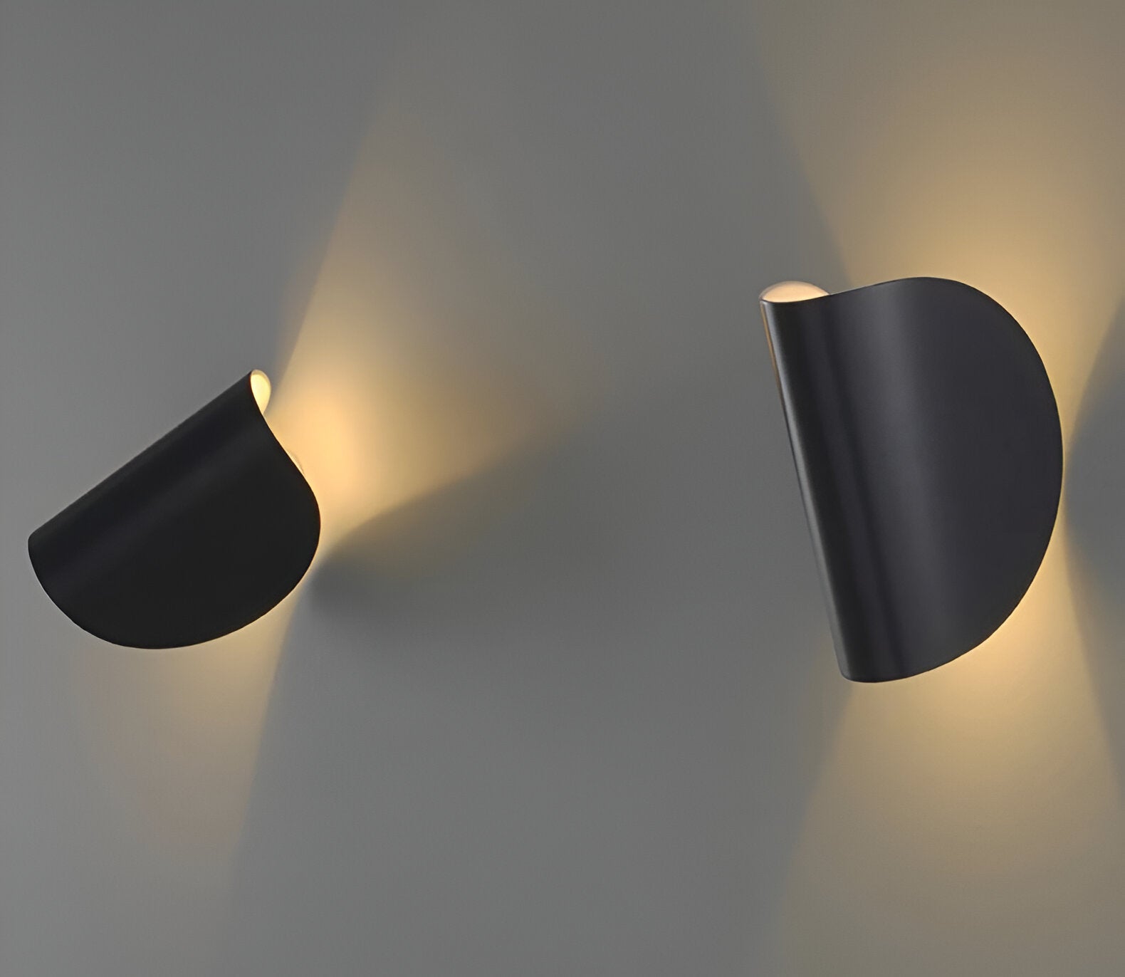 Draaibare Metalen Wandlamp met Gebogen Ontwerp, Ideaal voor Elke Kamer