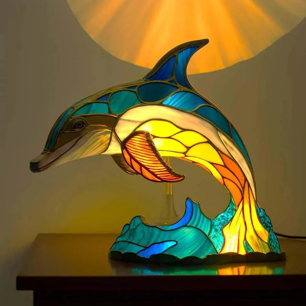 Kleurige glazen lamp met dierenmotieven voor een artistieke sfeer