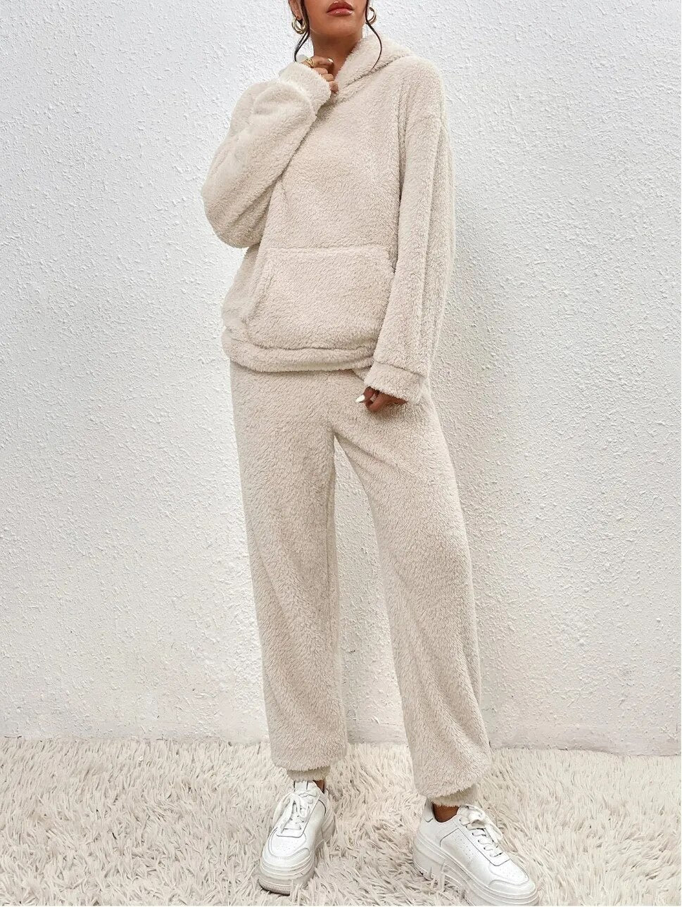 CozyTeddy Lounge Set – Warme Hoodie en Broek van Zachte Teddy-Stof met Kängurutas