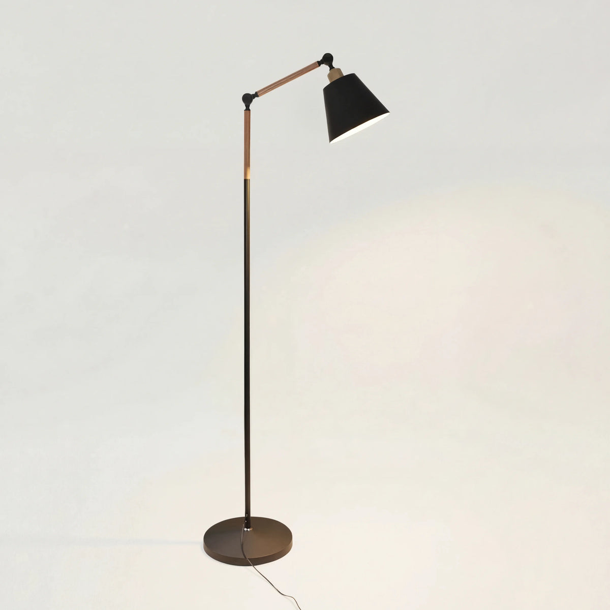 Nordic Vloerlamp – Minimalistisch Design met Verstelbare Lampenkop