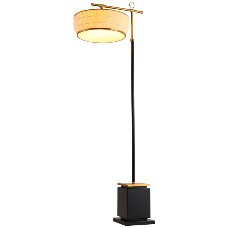Elegante Vloerlamp met Geometrische Voet – Verstelbare Designlamp