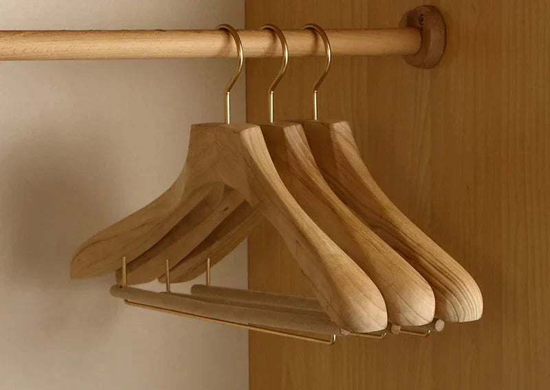 Aurora Brede Schouder Houten Kledinghangers – Premium Kamferhout Pak- & Mantelorganizer (Set van 2)