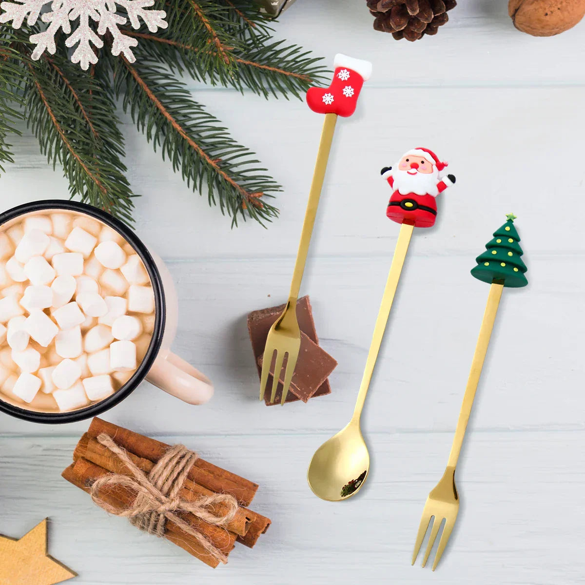 GoudFeest Kerstbestekset – Luxe Gouden Lepel en Vork met Kerstman-Design