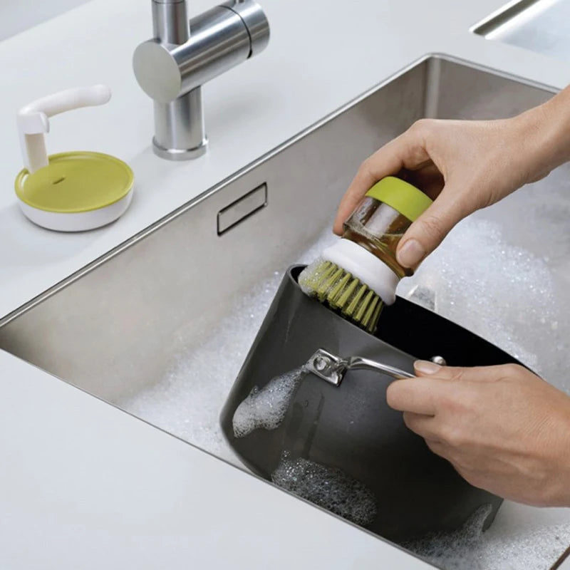 Schoonmaakborstel met dispenser | Makkelijker ga je het jezelf niet maken!