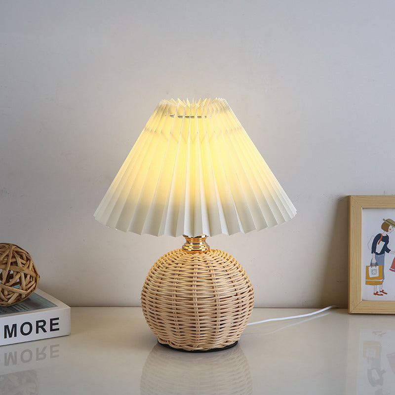 Noordse Rattan Vouwstof Kegelvorm LED Tafel lamp 1-Lamp