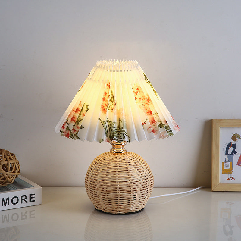Noordse Rattan Vouwstof Kegelvorm LED Tafel lamp 1-Lamp