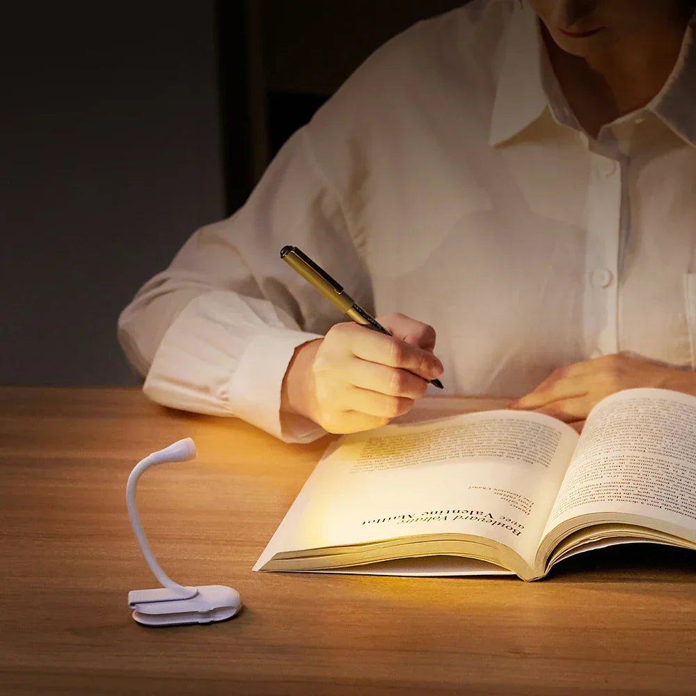GlowLeaf – Clip-on Mini-Leeslamp met USB-oplading en 360° Rotatie voor Nachtelijk Lezen