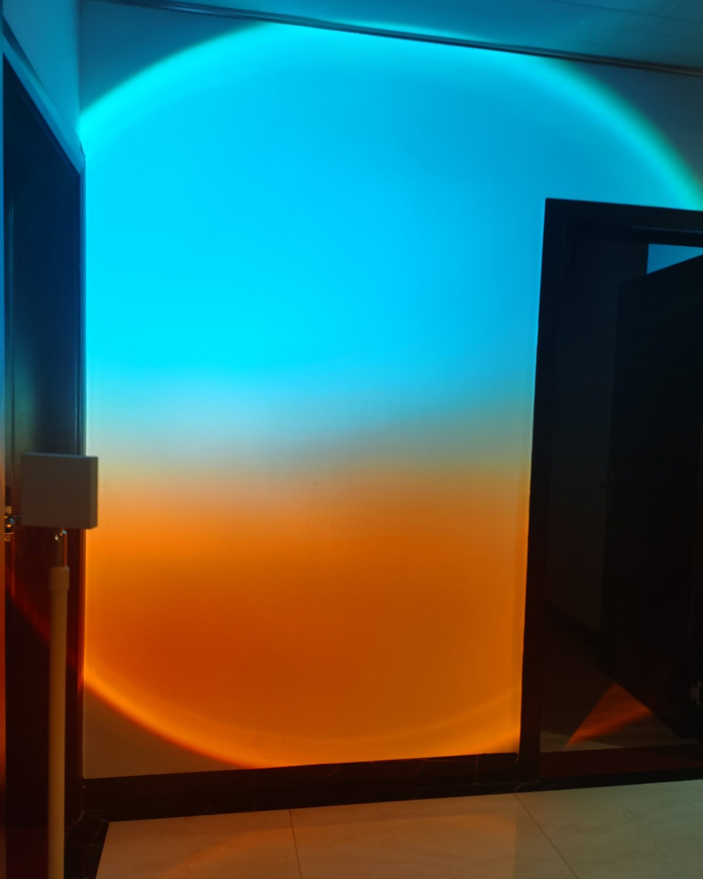 Frendorf | LED Kleurenprojector Vloerlamp | Minimalistisch Halo Licht Effect