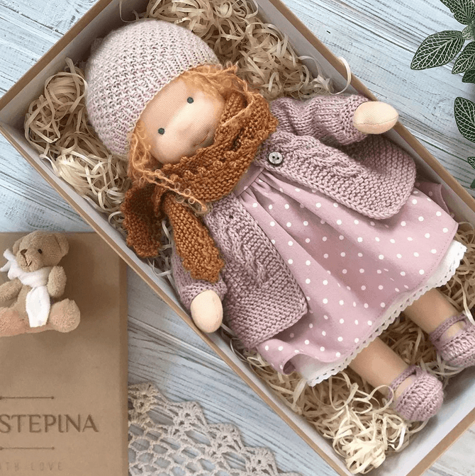 Handgemaakte Winter-Waldorf Knuffelpop - Poppi