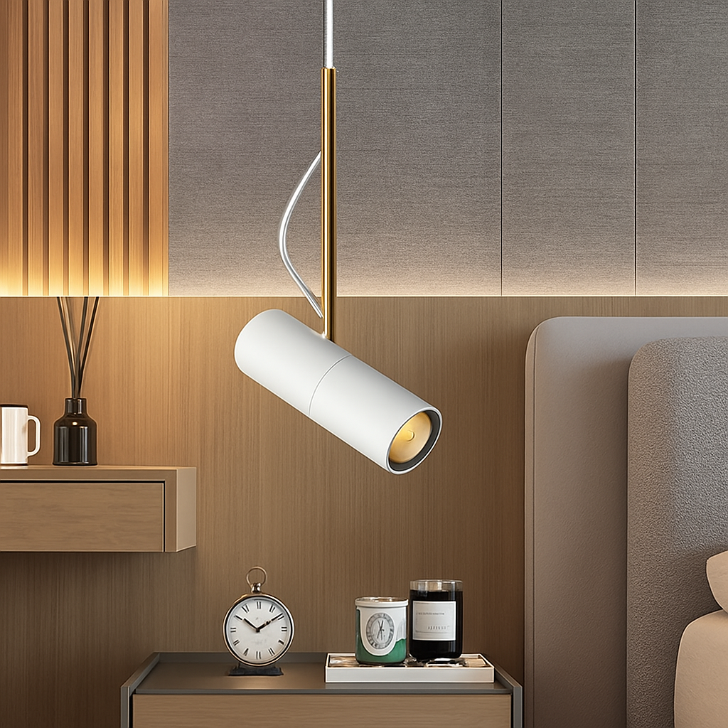 Design-hanglamp met draaibare spot en gouden staaf