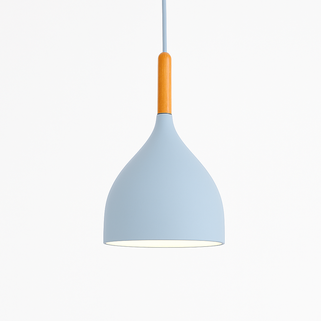 Kleurige metalen LED-hanglamp en houten stok in Nordic-stijl