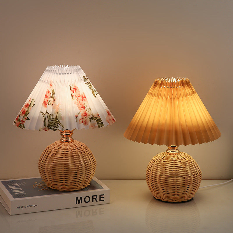Noordse Rattan Vouwstof Kegelvorm LED Tafel lamp 1-Lamp