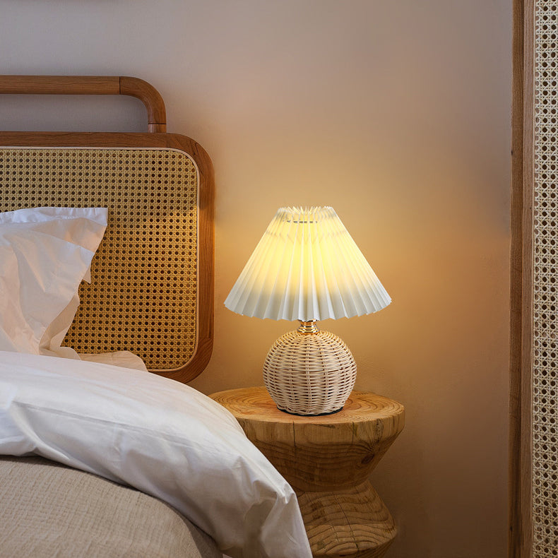 Noordse Rattan Vouwstof Kegelvorm LED Tafel lamp 1-Lamp
