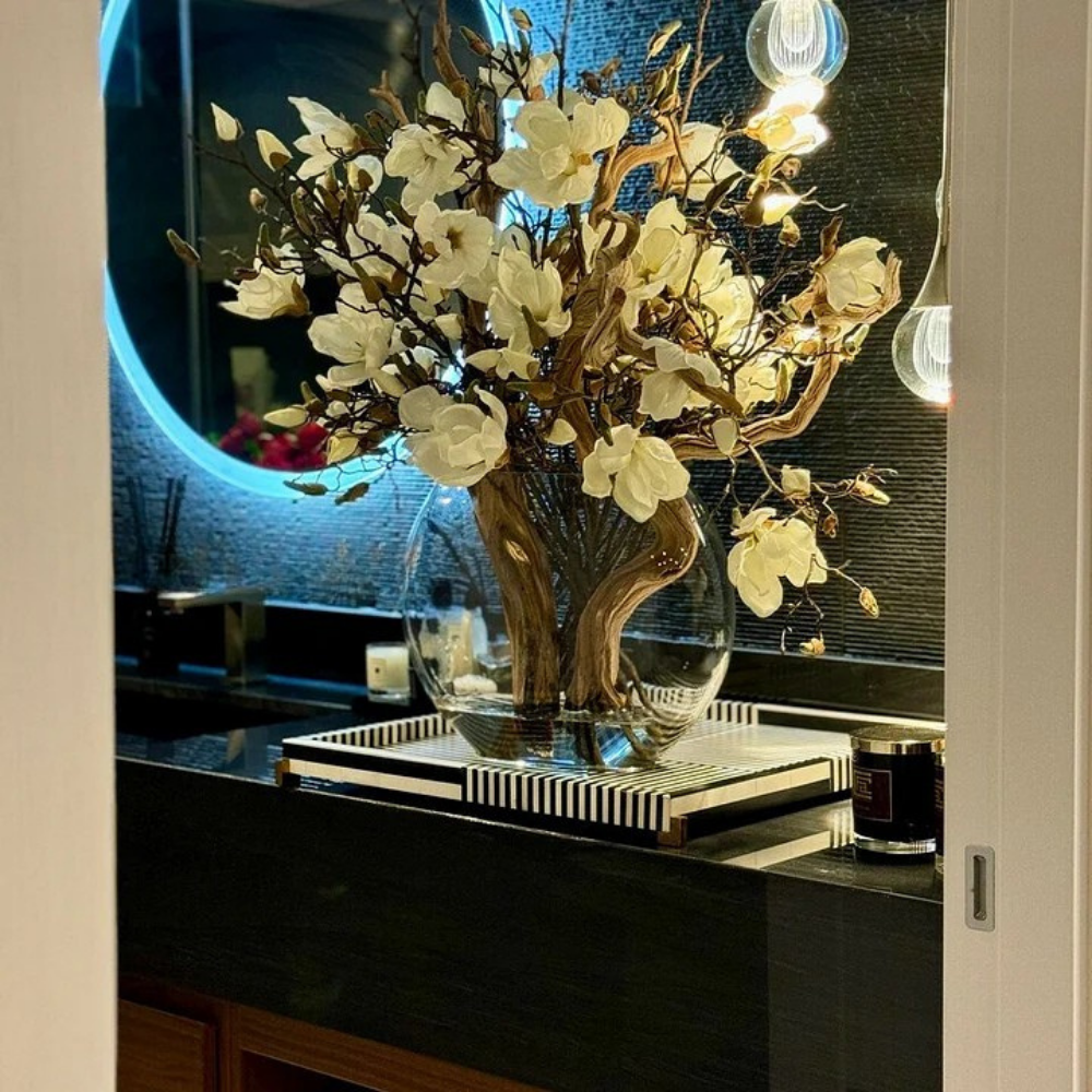 Maanschaal met magnolia's