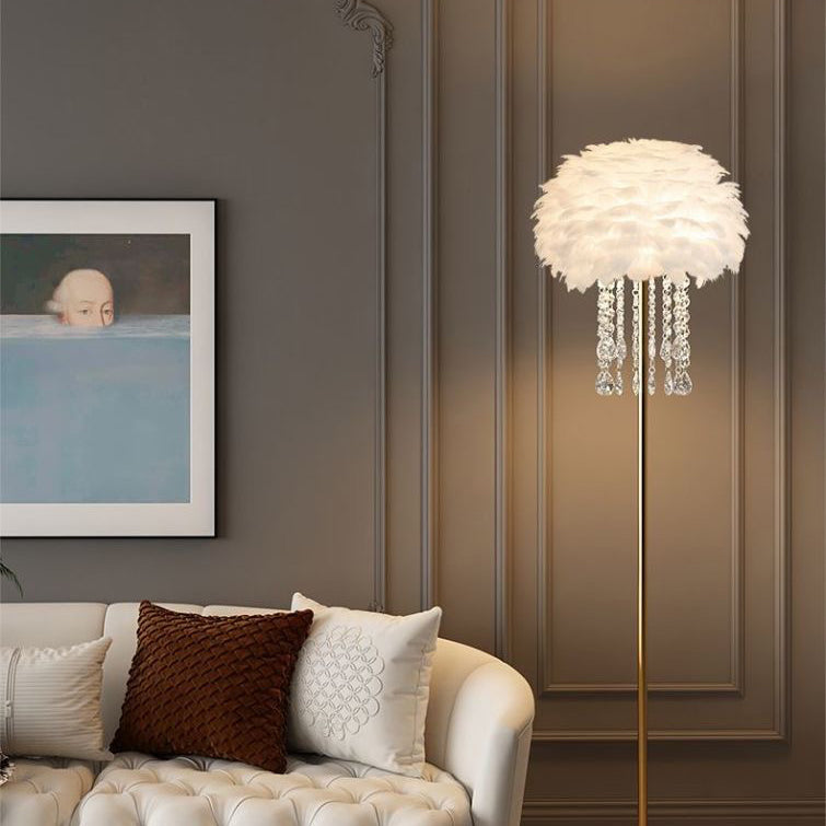 Noordse Vloerlamp met Veren en Kristallen Lampenkap – Elegante Designverlichting