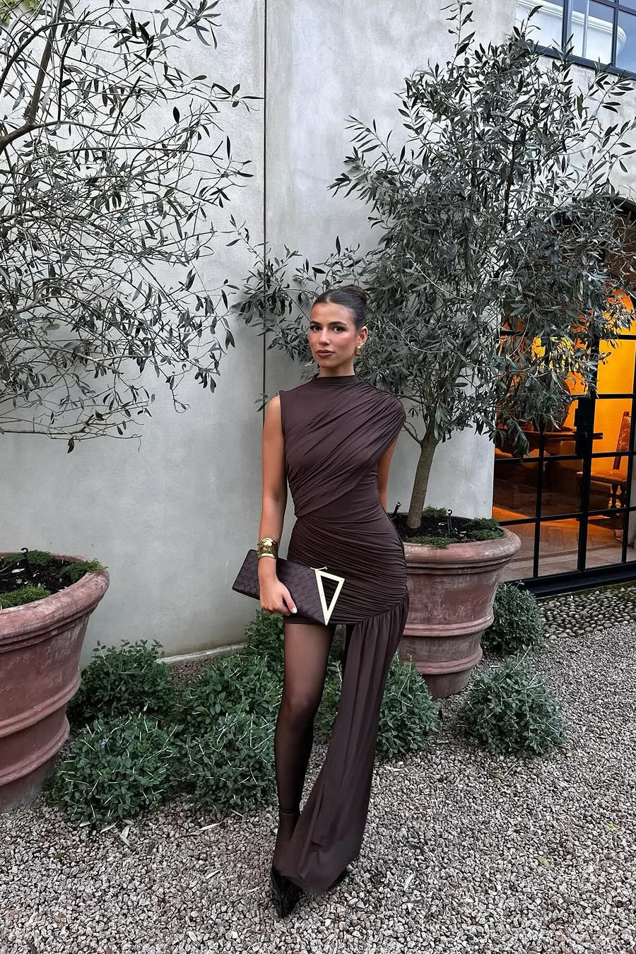 ChicAura Minidress | Elegante, asymmetrische ruches in een rijke chocoladebruine kleur voor bruiloftsgasten