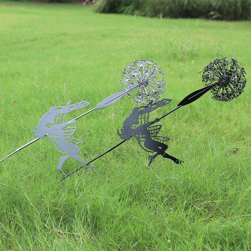 Feeën en paardenbloemen dansen samen Sculptuur in de tuin