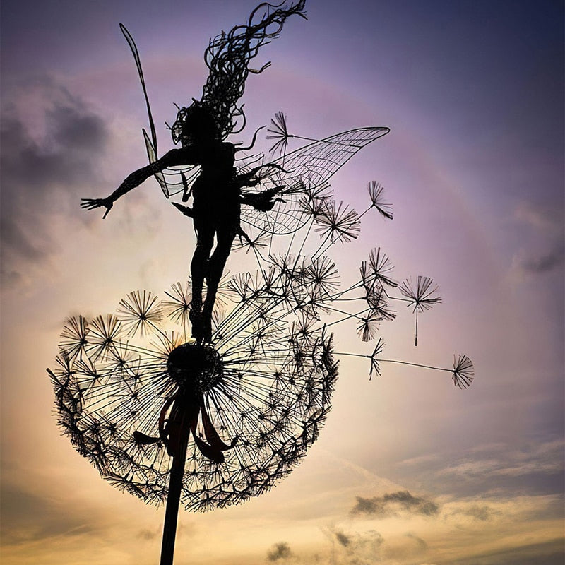Feeën en paardenbloemen dansen samen Sculptuur in de tuin