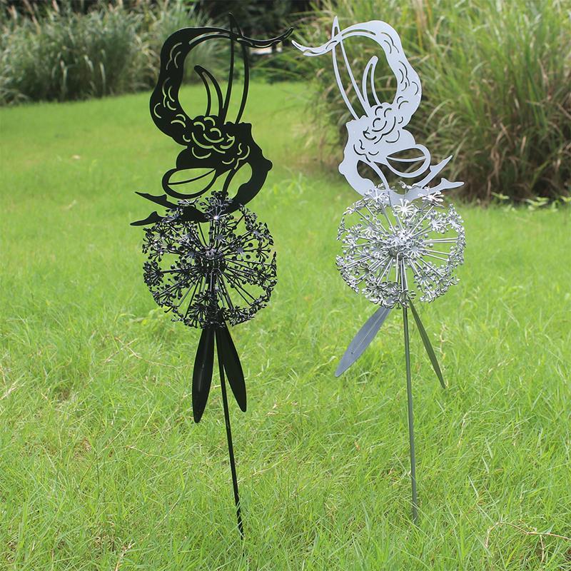 Feeën en paardenbloemen dansen samen Sculptuur in de tuin