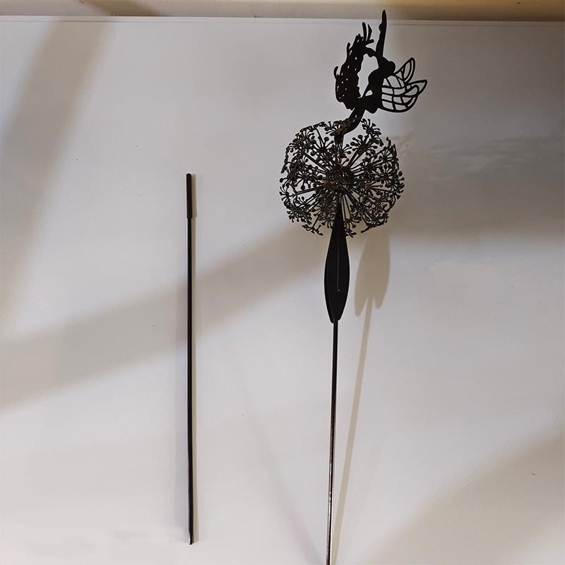 Feeën en paardenbloemen dansen samen Sculptuur in de tuin