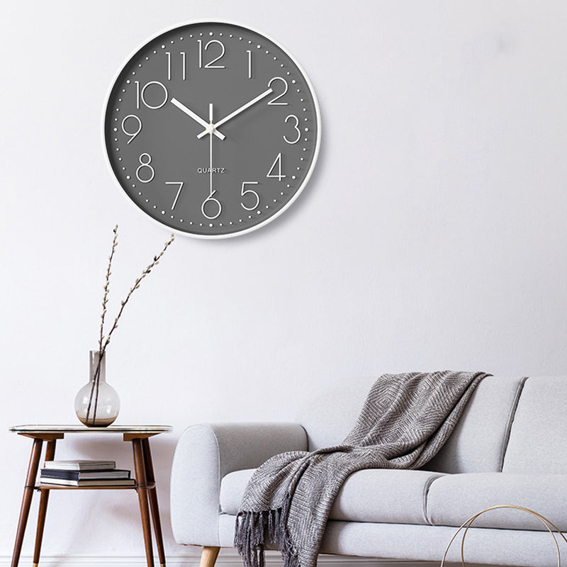 Elegante en geruisloze wandklok met verhoogde cijfers