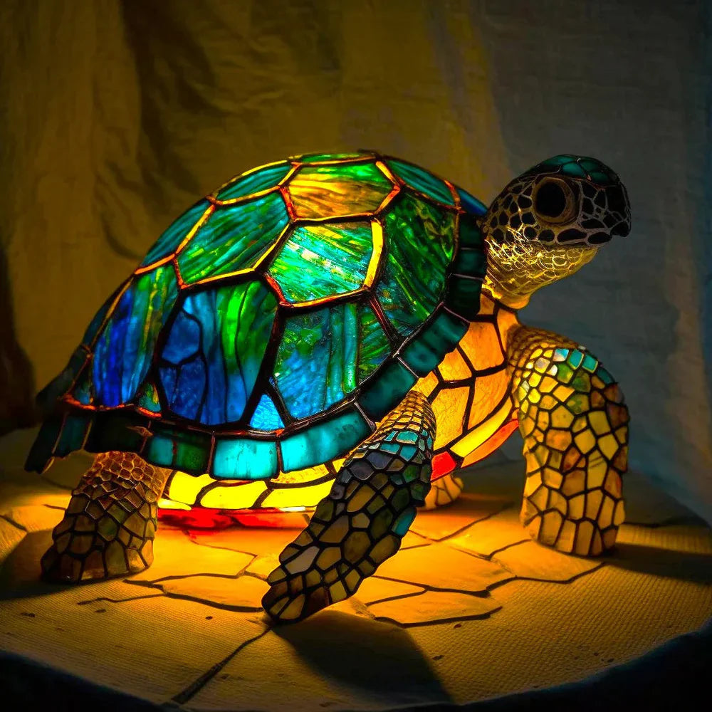 Kleurige glazen lamp met dierenmotieven voor een artistieke sfeer
