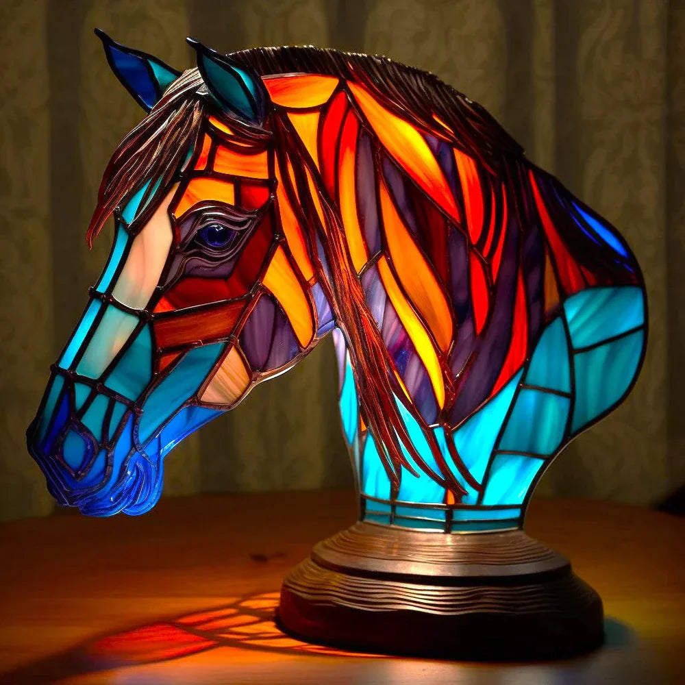 Kleurige glazen lamp met dierenmotieven voor een artistieke sfeer