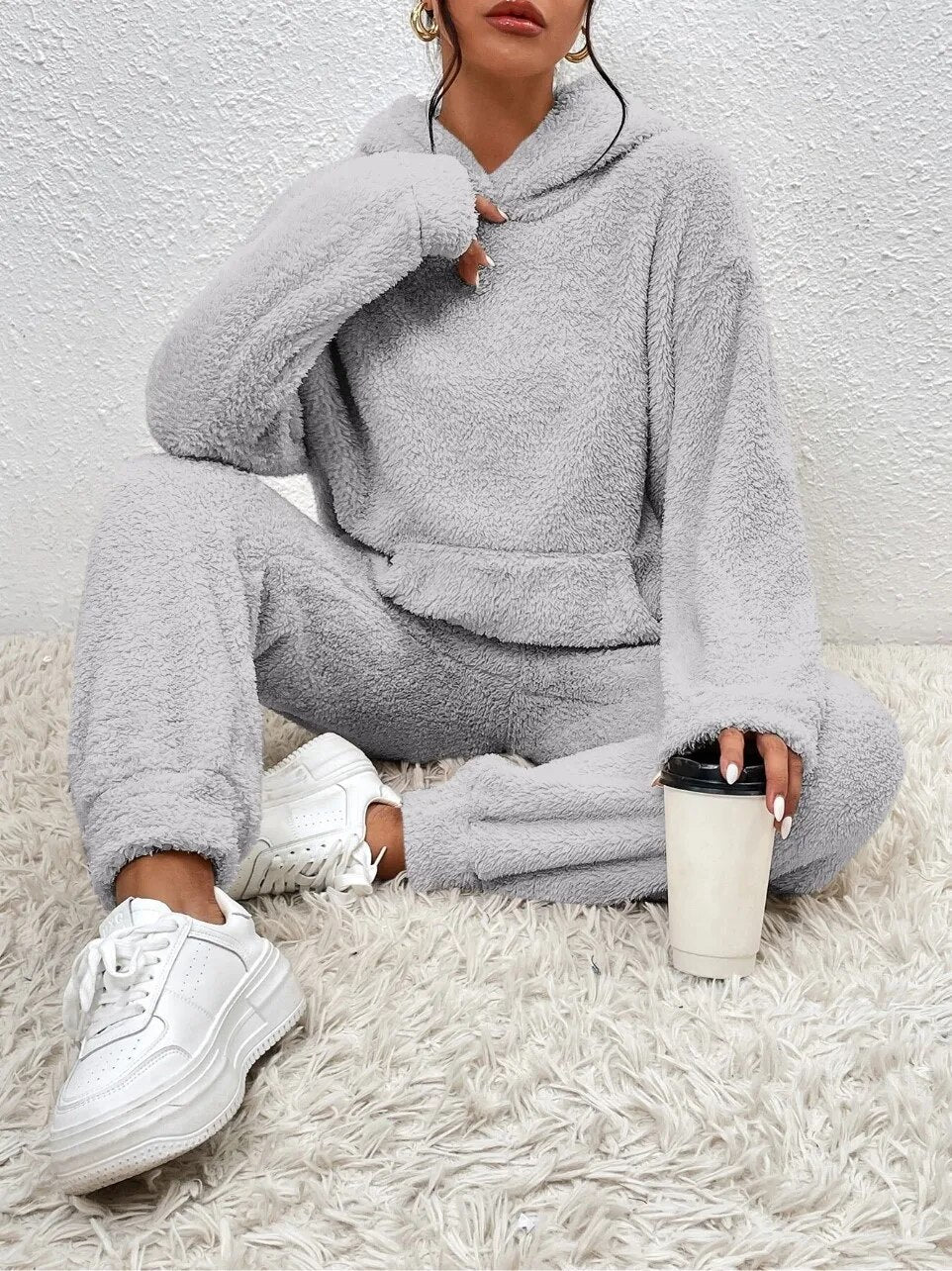 CozyTeddy Lounge Set – Warme Hoodie en Broek van Zachte Teddy-Stof met Kängurutas