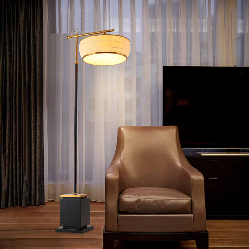 Elegante Vloerlamp met Geometrische Voet – Verstelbare Designlamp