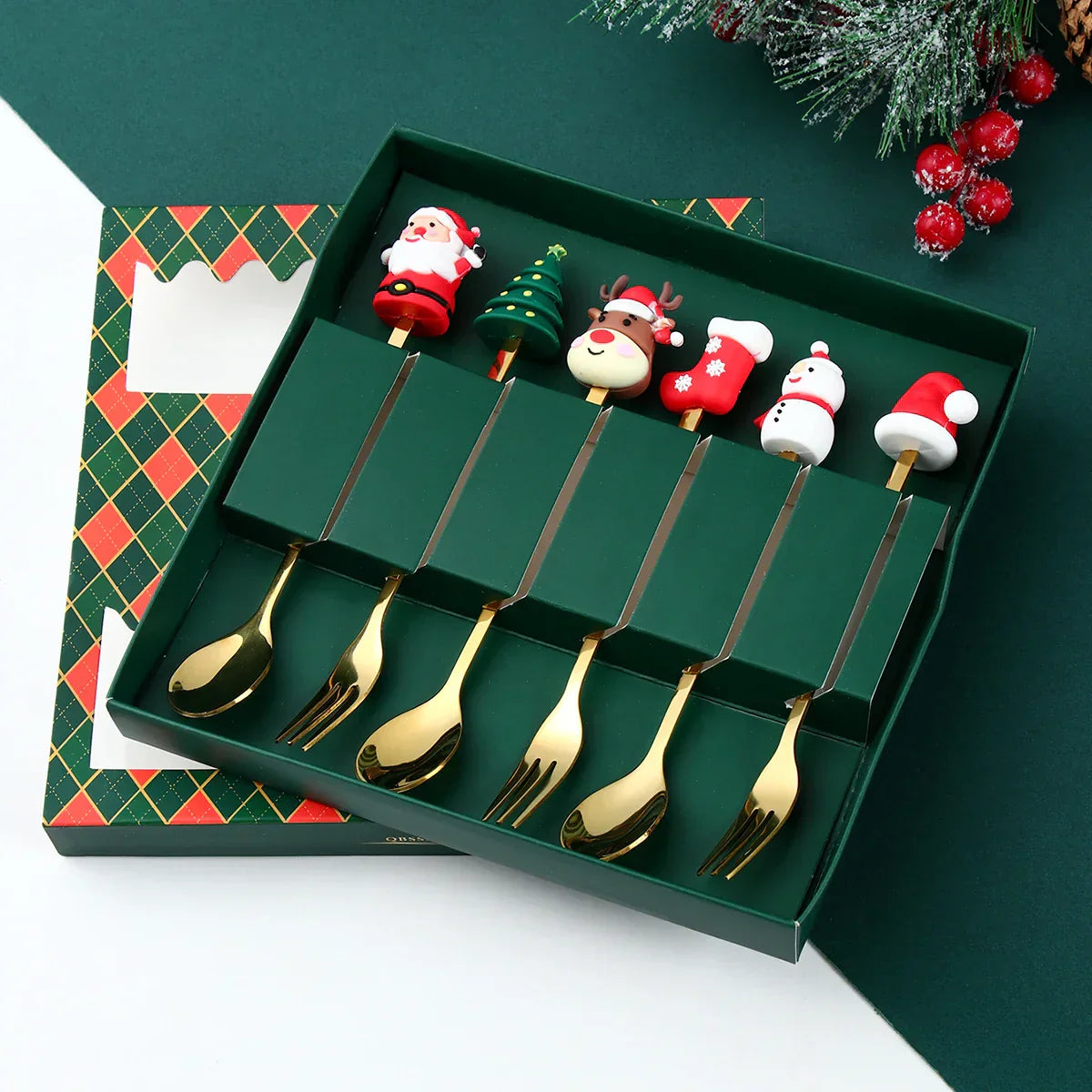 GoudFeest Kerstbestekset – Luxe Gouden Lepel en Vork met Kerstman-Design