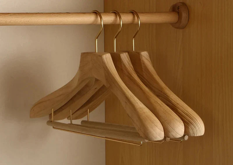 Set van 2 Premium Kamferhout Kledinghangers met Brede Schouders voor Kledingorganisatie