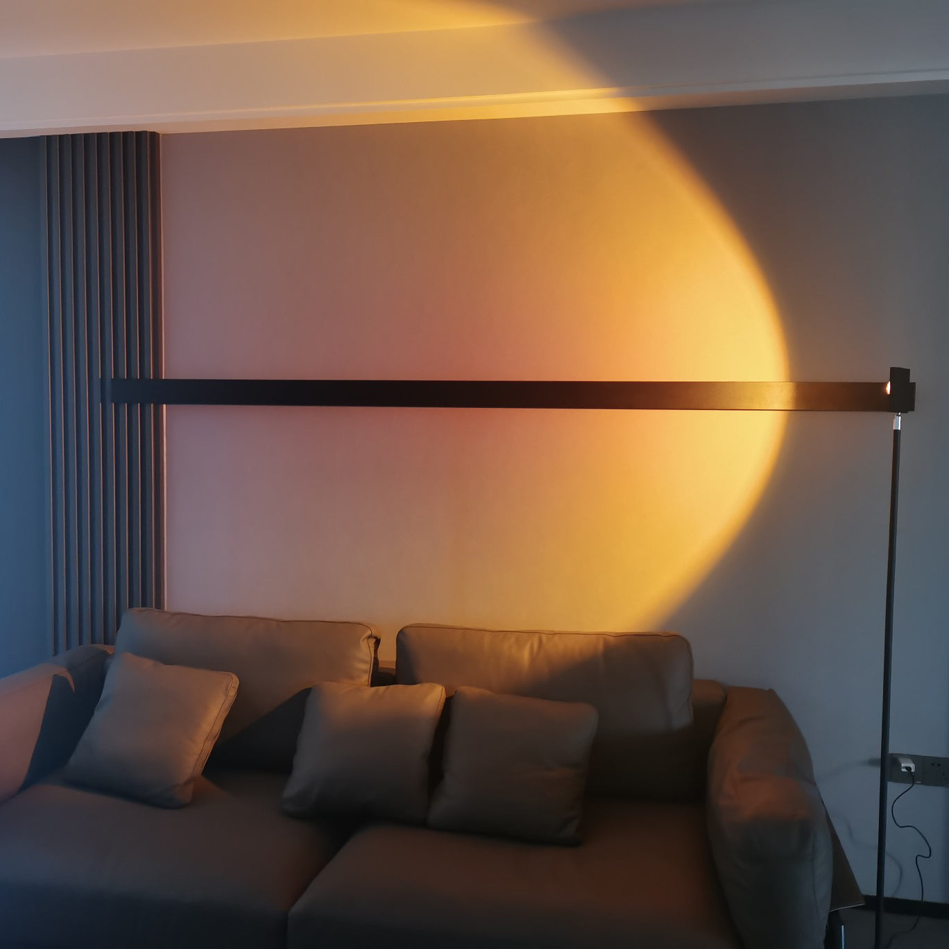 Frendorf | LED Kleurenprojector Vloerlamp | Minimalistisch Halo Licht Effect