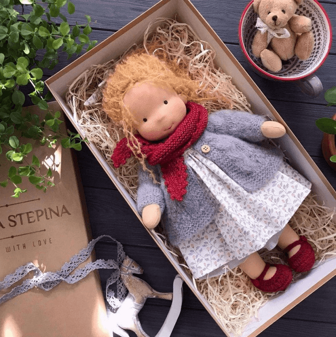 Handgemaakte Winter-Waldorf Knuffelpop - Poppi