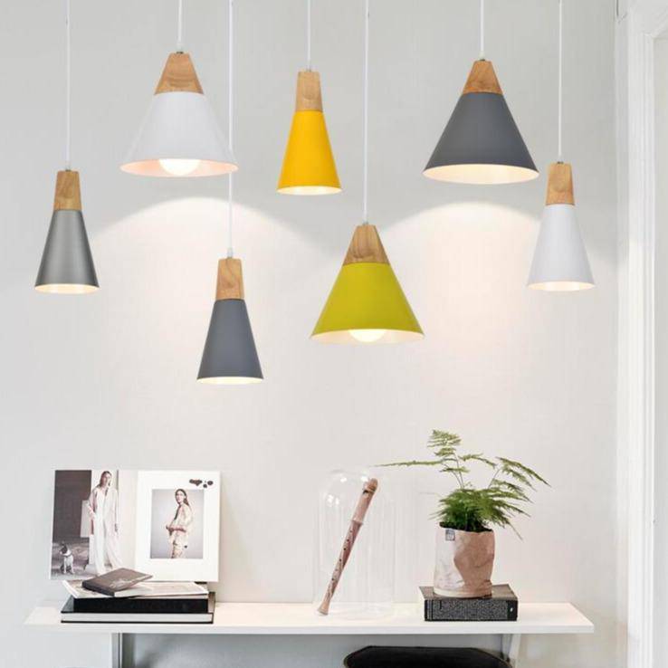 Hanglamp van hout en aluminium in kegelvorm
