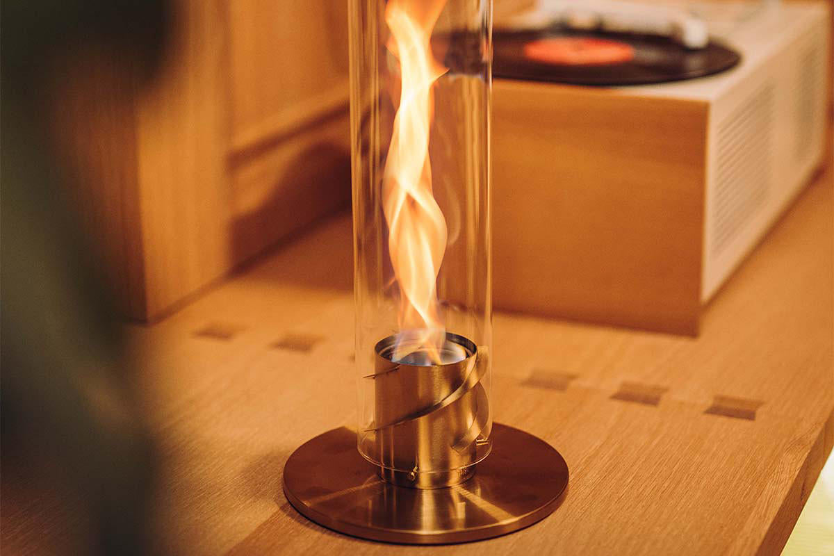 FlameGlow - Moderne tafelhaard met instelbare vlammen voor een gezellige sfeer