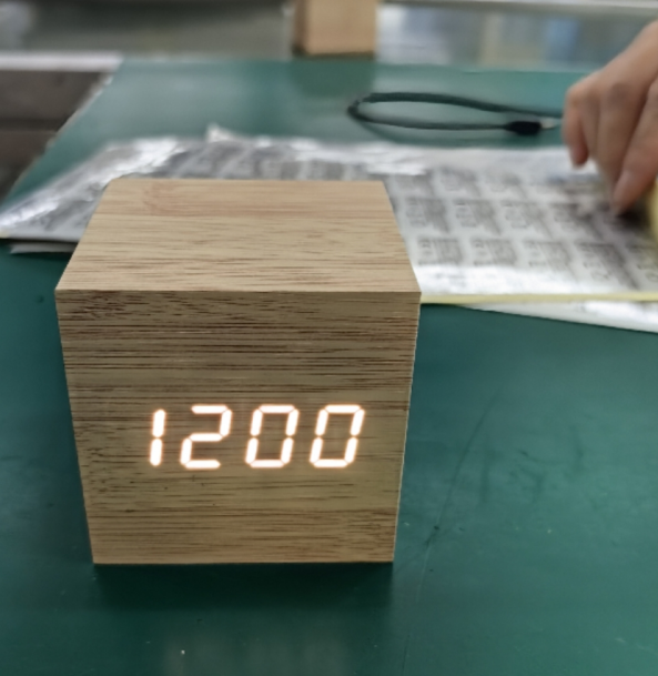 CubeDig - Digitale Tafelklok Voor Modern Interieur